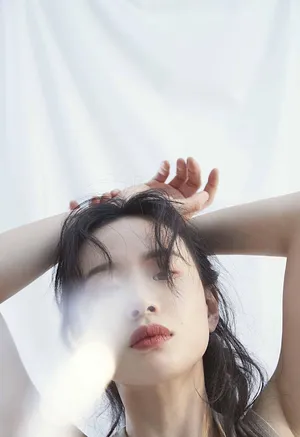 李梦优雅灵动时尚杂志封面大片_4