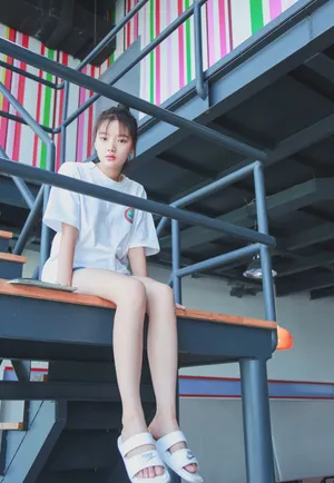 任敏小清新甜美户外写真_3