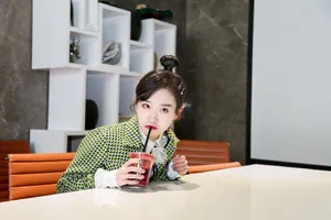 李子璇丸子头清新可爱写真图片_4