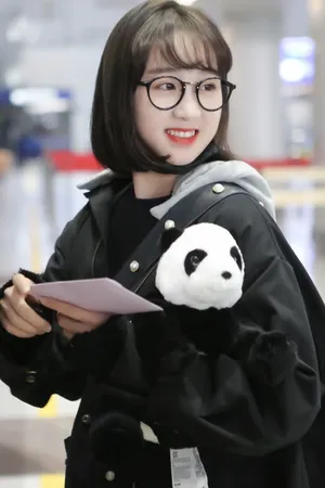 李子璇可爱呆萌图片