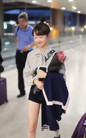 李子璇可爱比心图片