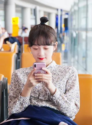 李子璇可爱比心图片_2