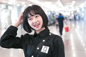 李子璇娇羞可爱机场图片_1
