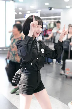 李子璇娇羞可爱机场图片_2