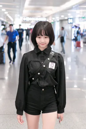 李子璇娇羞可爱机场图片_4