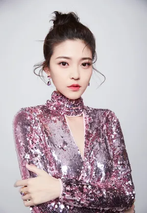 演员王妍之粉色亮片礼服时尚性感写真