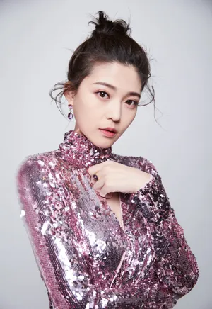 演员王妍之粉色亮片礼服时尚性感写真_2