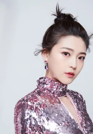 演员王妍之粉色亮片礼服时尚性感写真_3