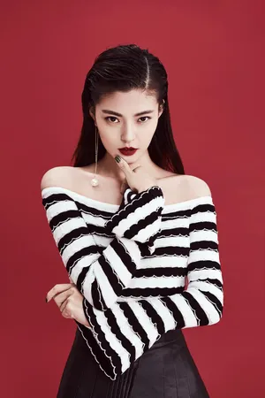 王妍之烈焰红唇妖娆性感写真