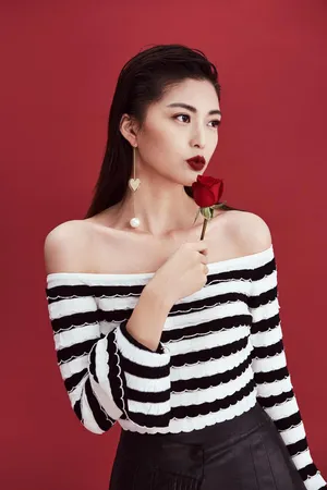 王妍之烈焰红唇妖娆性感写真_2