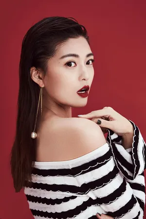 王妍之烈焰红唇妖娆性感写真_3