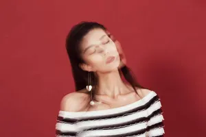 王妍之烈焰红唇妖娆性感写真_4