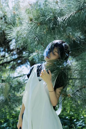 田沅短发甜美户外写真图片_1