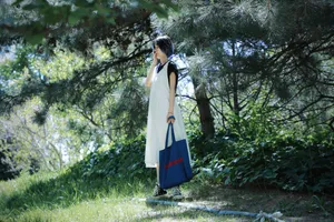 田沅短发甜美户外写真图片_2