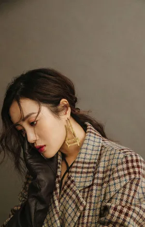 王梓薇优雅妩媚时尚写真大片_3
