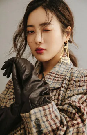 王梓薇优雅妩媚时尚写真大片_4