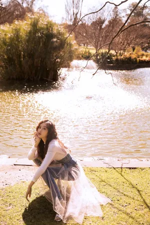 王梓薇清纯唯美户外写真图片_1