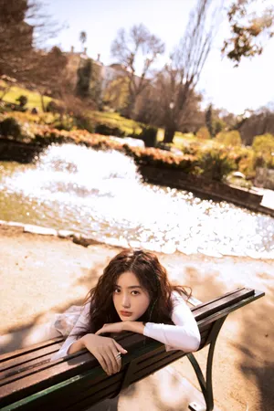 王梓薇清纯唯美户外写真图片_2