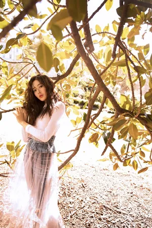 王梓薇清纯唯美户外写真图片_8