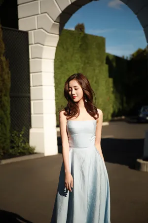 王梓薇户外写真图片_1