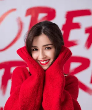 哈妮克孜火红色性感时尚写真图片