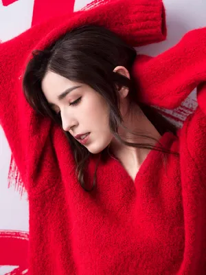 哈妮克孜火红色性感时尚写真图片_2