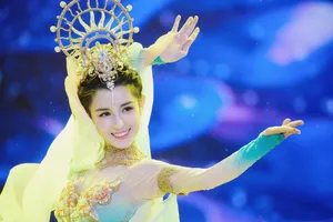 哈妮克孜央视元旦晚会舞台照图片_1