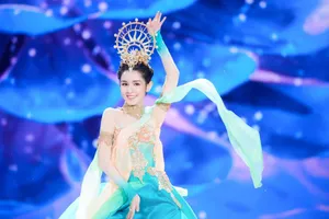 哈妮克孜央视元旦晚会舞台照图片_3