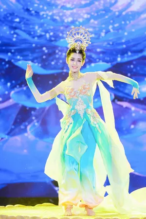 哈妮克孜央视元旦晚会舞台照图片_5