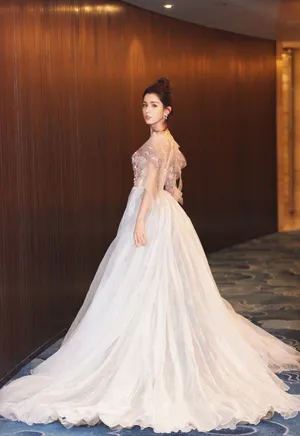 哈妮克孜白色纱裙性感写真图片_4
