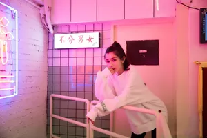 哈妮克孜甜美白色卫衣图片