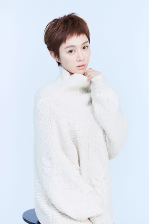 姜妍冬日甜美治愈时尚写真图片_1