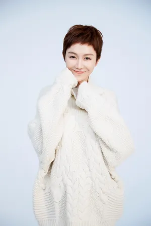 姜妍冬日甜美治愈时尚写真图片_2