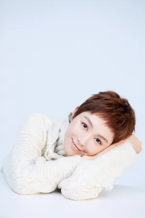 姜妍冬日甜美治愈时尚写真图片_3