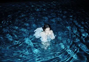 邱诗媛个性水中艺术照写真_5