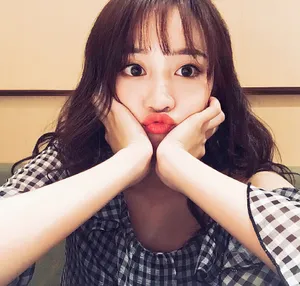 SNH48黄婷婷格子裙清新甜美图片