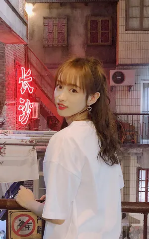 SNH48黄婷婷白色T恤清新图片_5