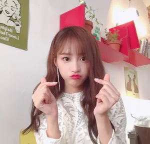 SNH48黄婷婷花式比心俏皮图片