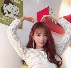 SNH48黄婷婷花式比心俏皮图片_2