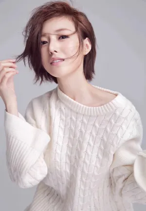 何美璇小露香肩性感迷人写真_3
