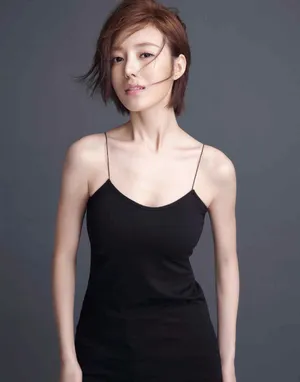 何美璇吊带睡衣诱惑性感写真