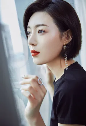 何美璇小露蛮腰诱惑性感写真_1