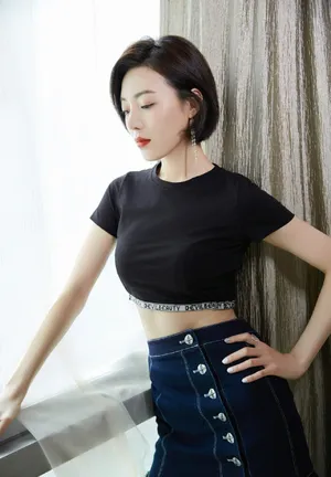 何美璇小露蛮腰诱惑性感写真_3