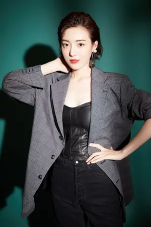 何美璇摩登时尚性感写真图片