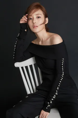 何美璇纯黑简洁秀香肩美艳动人写真图片_2