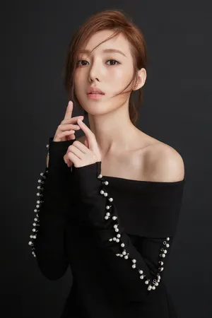 何美璇纯黑简洁秀香肩美艳动人写真图片_3