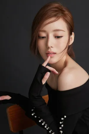 何美璇纯黑简洁秀香肩美艳动人写真图片_4