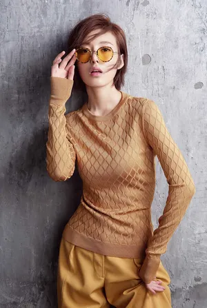 何美璇率性洒脱时尚写真图片_2