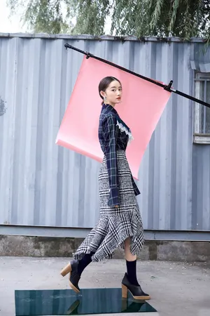 郭晓婷格子裙清新甜美写真图片_1