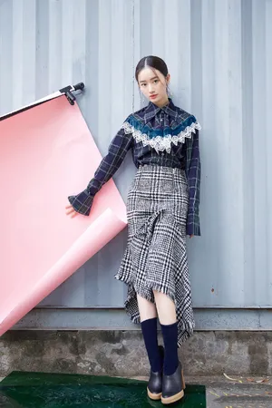 郭晓婷格子裙清新甜美写真图片_2